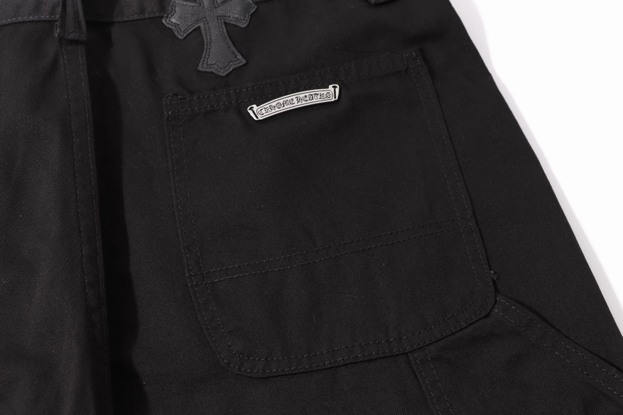 P260 Style No.: H28 Crow Heart & 𝐂𝐡𝐫𝐨𝐦𝐞 𝐇𝐞𝐚𝐫𝐭 ss25 The same black leopard print leather casual button-down logging pants as the star. Styles with different washed textures are very friendly to people with thin legs. The slightly flared version perfectly modifies the leg shape. The timeless and moderate length makes it easy to match and match. It is the basis for various styles and is a must-have in your wardrobe! The fabric is stiff but also makes the upper body soft without losing texture. The washing process is even more perfect. It is a must-have item for everyone! ! ! Washed wheat, hang tag, pants label, three labels complete Color: black Size: 28-30-32-34-36